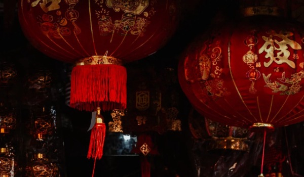 過(guò)年掛燈籠有什么講究掛多長(zhǎng)時(shí)間 過(guò)年掛紅燈籠的寓意