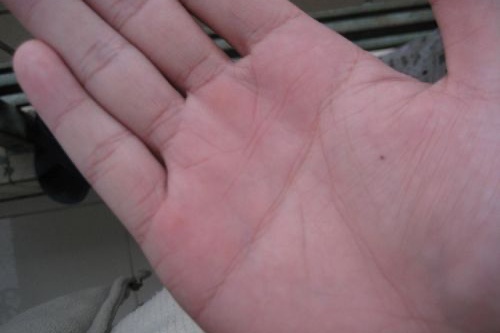 右手?jǐn)嗾婆送蜻€是克夫