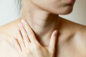 女人脖子上最命苦的痣