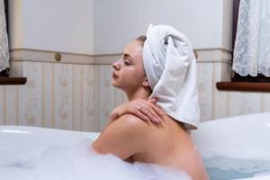 女人夢見自己光著上半身解夢